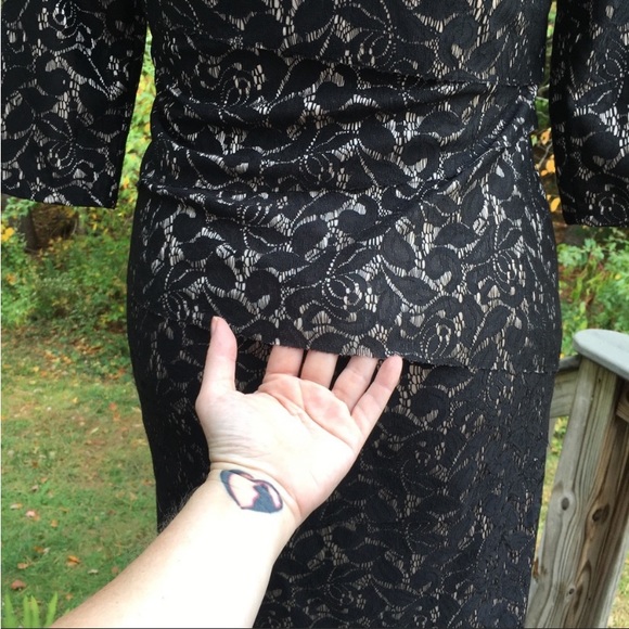 Tahari waved staggered layers black lace over nude dress size 8 - Picture 3 of 10